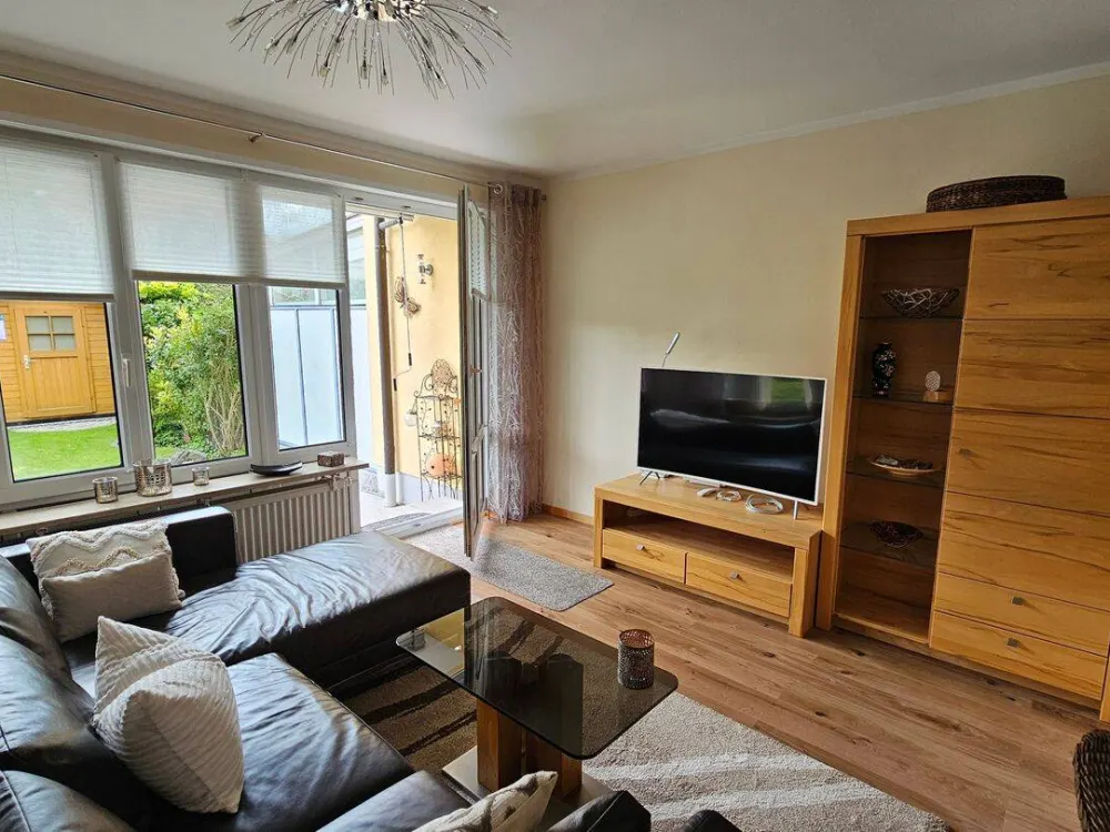 komplett ausgestattet und möbliert: 3-Zimmer-Maisonette-Wohnung plus Hobbyraum mit Privatgarten