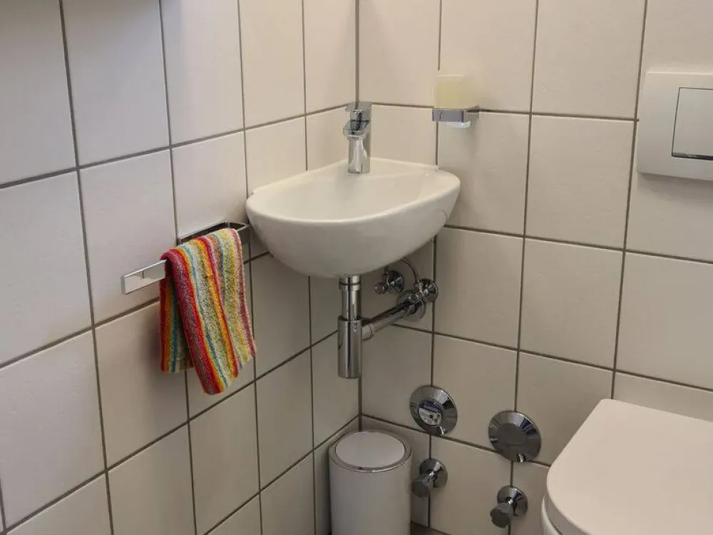 komplett ausgestattet und möbliert: 3-Zimmer-Maisonette-Wohnung plus Hobbyraum mit Privatgarten
