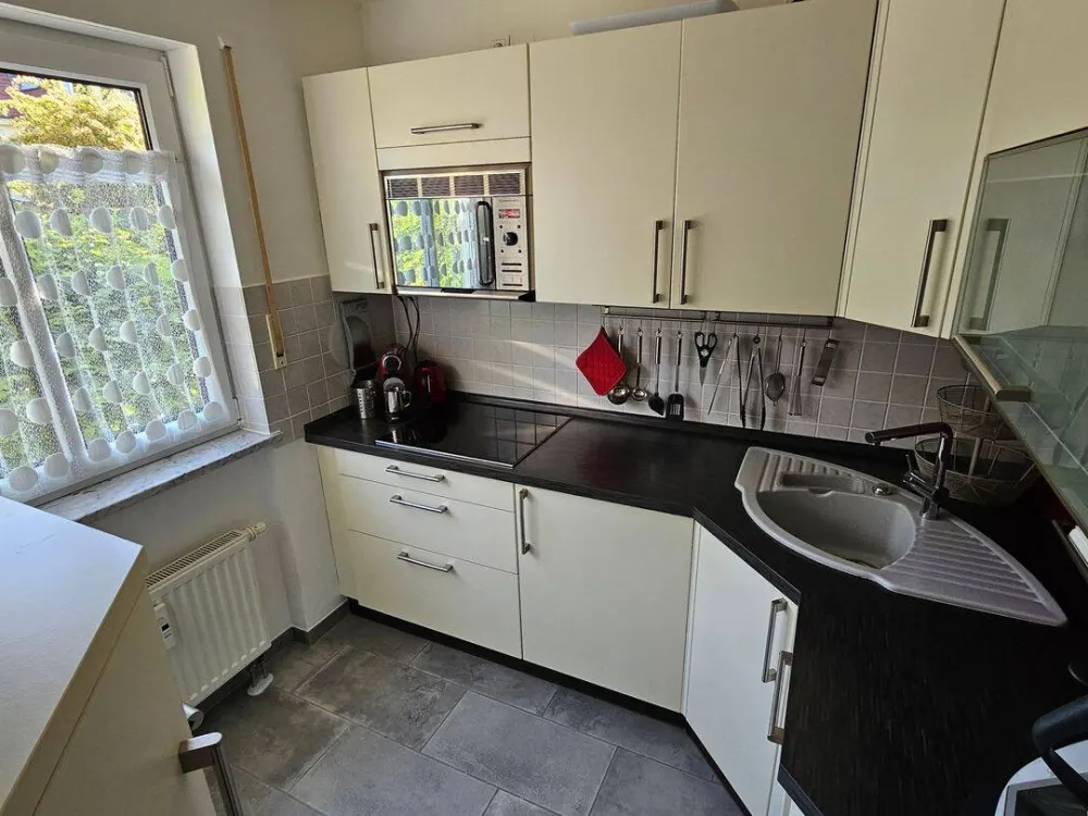 komplett ausgestattet und möbliert: 3-Zimmer-Maisonette-Wohnung plus Hobbyraum mit Privatgarten