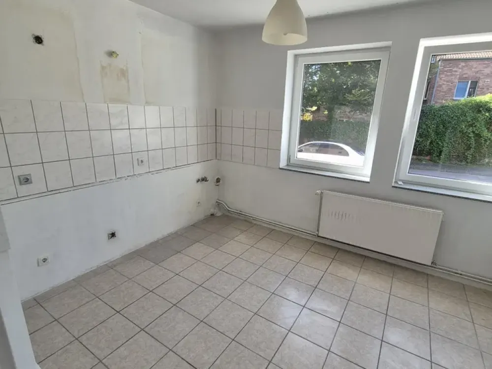 Living with Character: 2-Room Apartment in Leverkusen-Wiesdorf