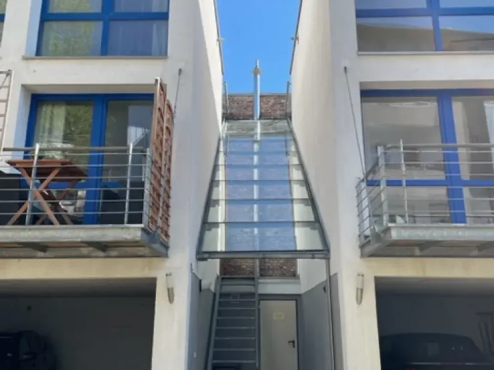 Small stylish building complex in the backyard, central, renovated, balcony