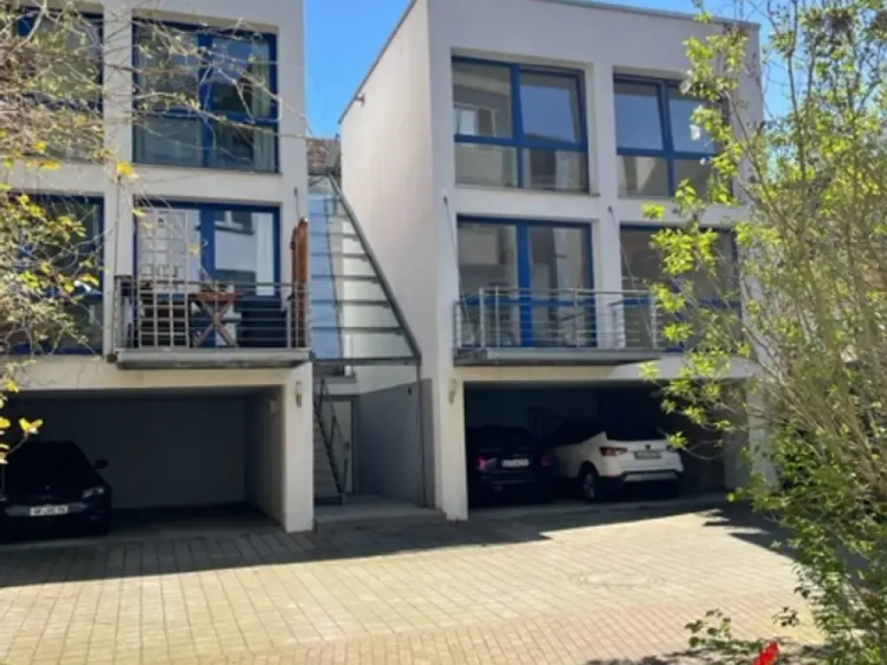 Small stylish building complex in the backyard, central, renovated, balcony