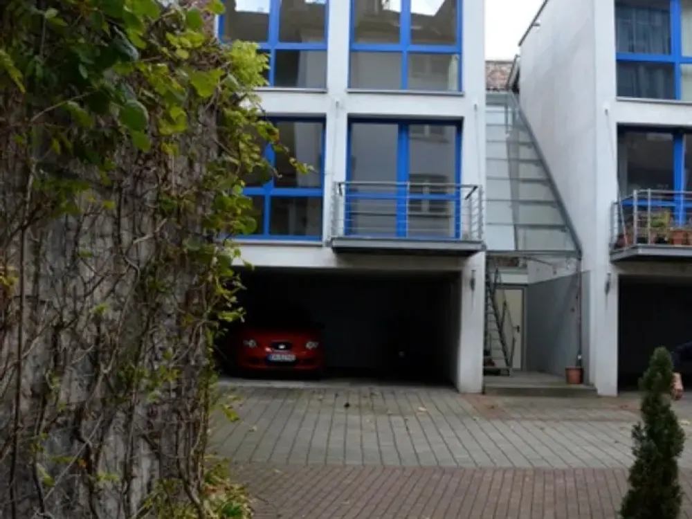 Small stylish building complex in the backyard, central, renovated, balcony