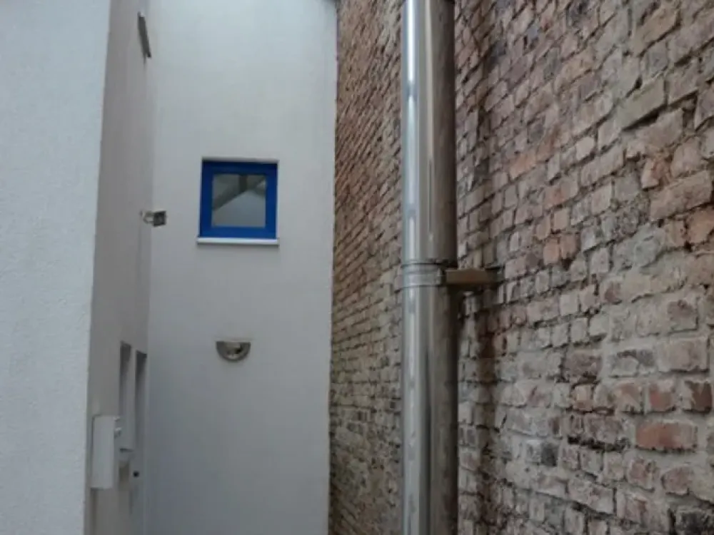 Small stylish building complex in the backyard, central, renovated, balcony