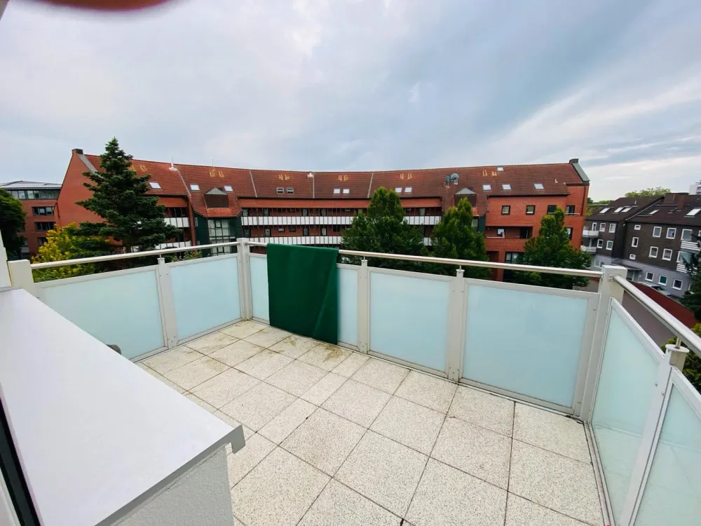 Central 1-Room Apartment with South-Facing Balcony, Kitchen & Parking Space