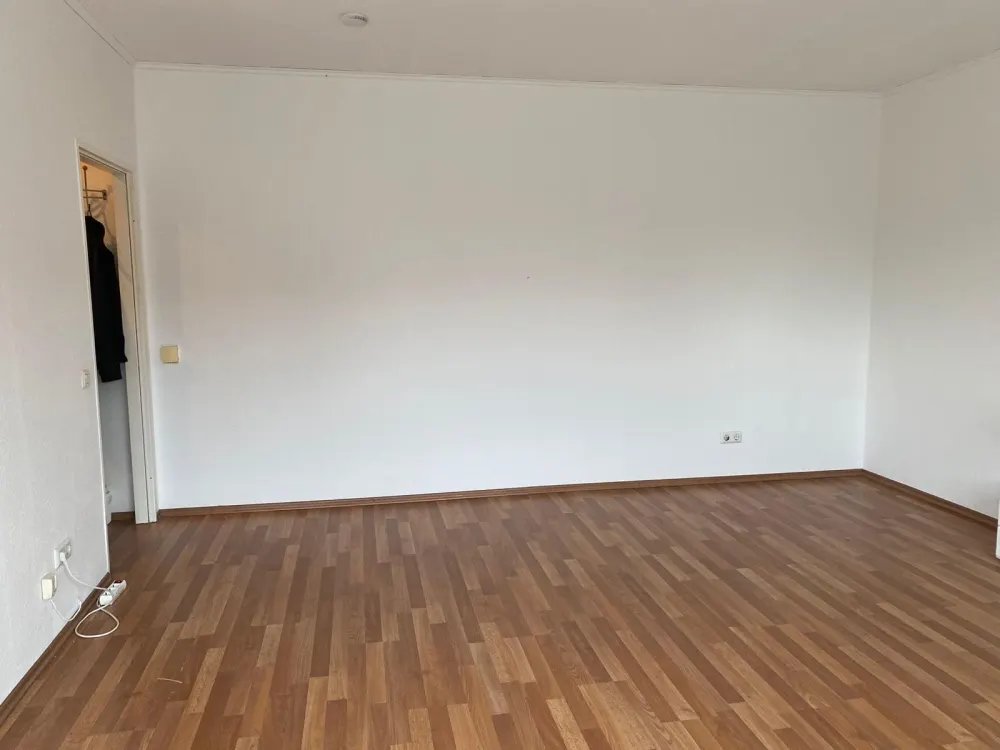 Central 1-Room Apartment with South-Facing Balcony, Kitchen & Parking Space