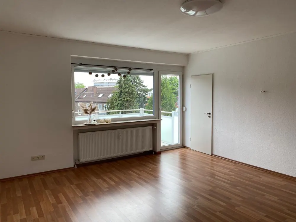 Central 1-Room Apartment with South-Facing Balcony, Kitchen & Parking Space