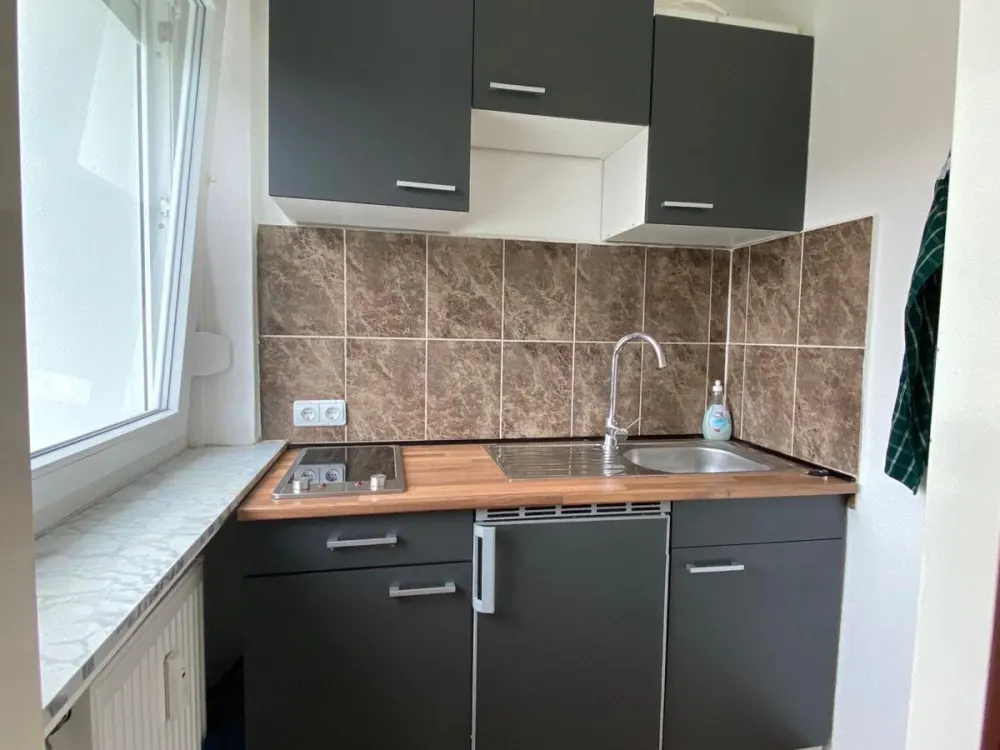 Central 1-Room Apartment with South-Facing Balcony, Kitchen & Parking Space