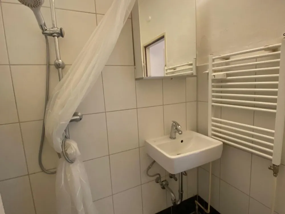 Central 1-Room Apartment with South-Facing Balcony, Kitchen & Parking Space