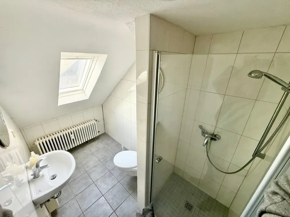 Nette Dachgeschosswohnung in ruhigem 4-Familienhaus