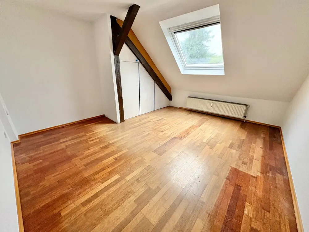 Nette Dachgeschosswohnung in ruhigem 4-Familienhaus