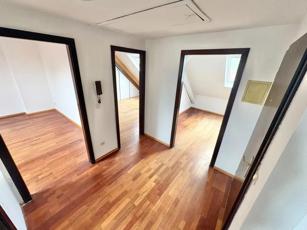 Nette Dachgeschosswohnung in ruhigem 4-Familienhaus