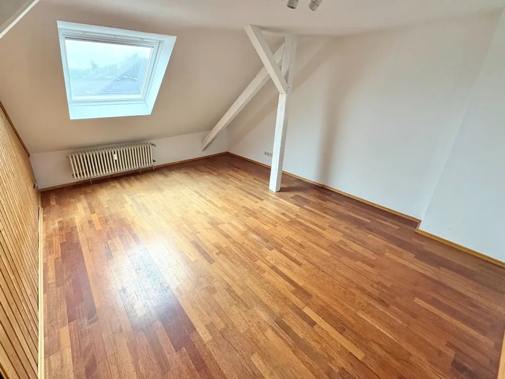 Nette Dachgeschosswohnung in ruhigem 4-Familienhaus