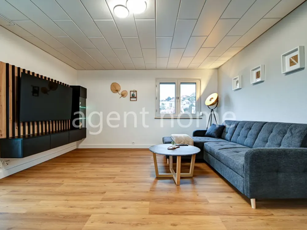 MÖBLIERT - ÜBER DEN DÄCHERN DER CITY - Schöne Wohnung mit 2 Schlafzimmern und Balkon