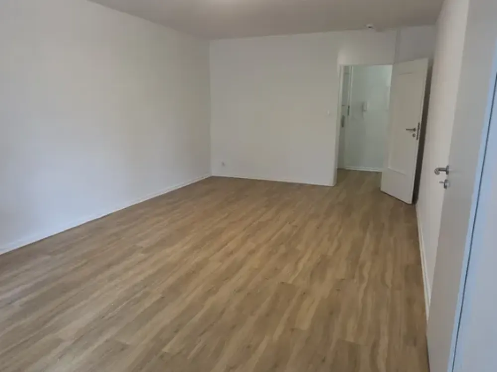 Renovated 4-room apartment with fitted kitchen in a central location