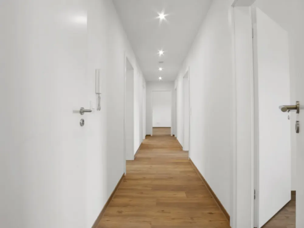 Delmenhorst-Mitte | Kernsanierte 4-Zi-Wohnung im 1. OG eines 4- Familienhaus mit Balkon und Wärmepum