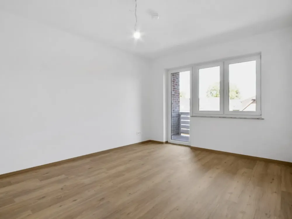 Delmenhorst-Mitte | Kernsanierte 4-Zi-Wohnung im 1. OG eines 4- Familienhaus mit Balkon und Wärmepum