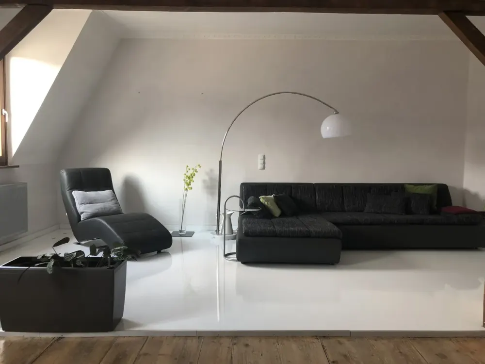Exklusive 2,5-Zimmer-DG-Wohnung mit Einbauküche in Frankfurt am Main