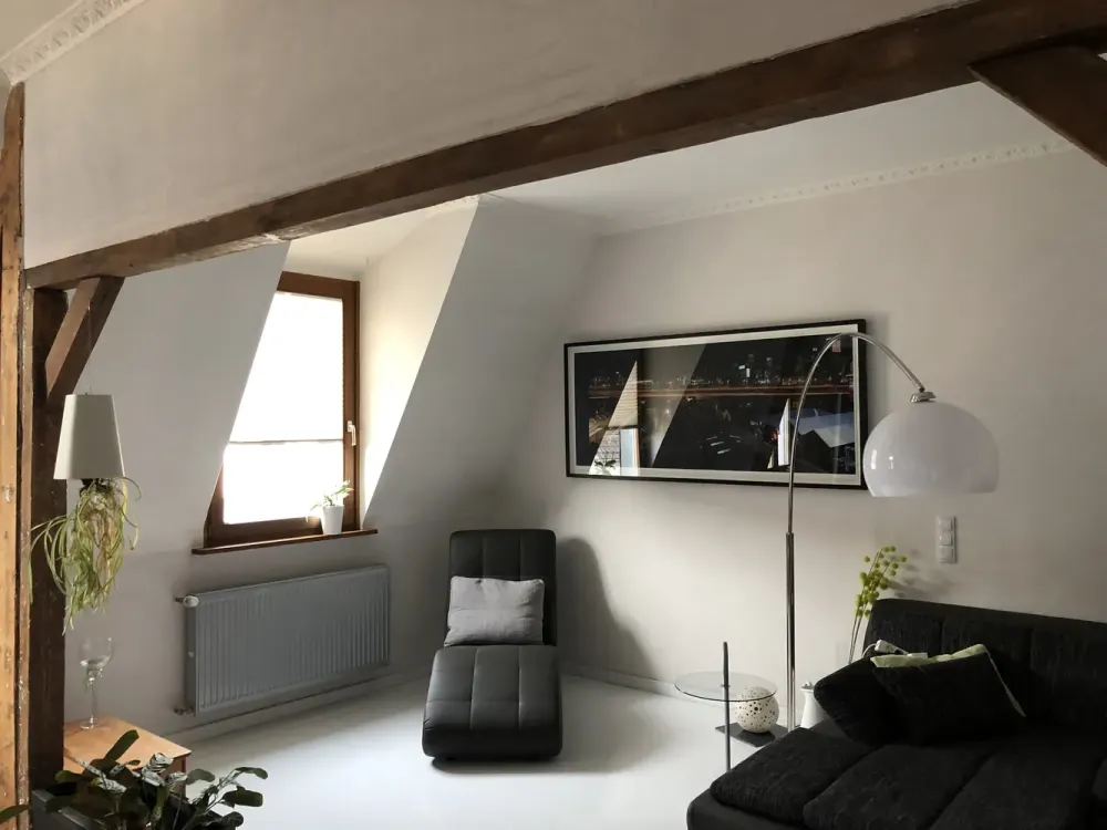Exklusive 2,5-Zimmer-DG-Wohnung mit Einbauküche in Frankfurt am Main