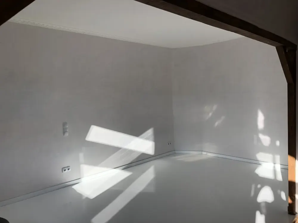 Exklusive 2,5-Zimmer-DG-Wohnung mit Einbauküche in Frankfurt am Main