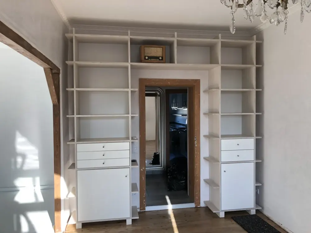 Exklusive 2,5-Zimmer-DG-Wohnung mit Einbauküche in Frankfurt am Main
