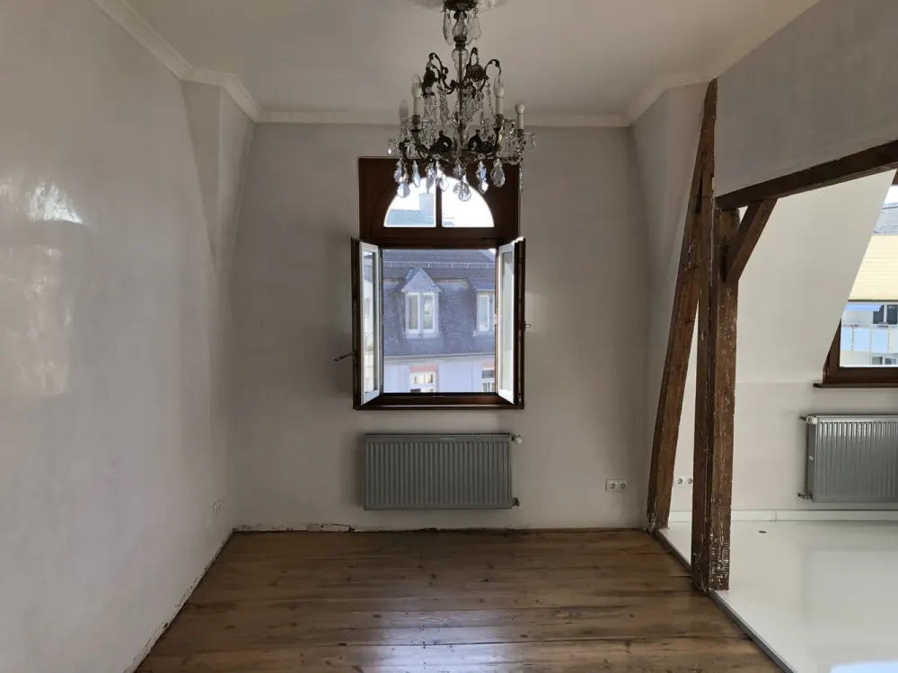 Exklusive 2,5-Zimmer-DG-Wohnung mit Einbauküche in Frankfurt am Main