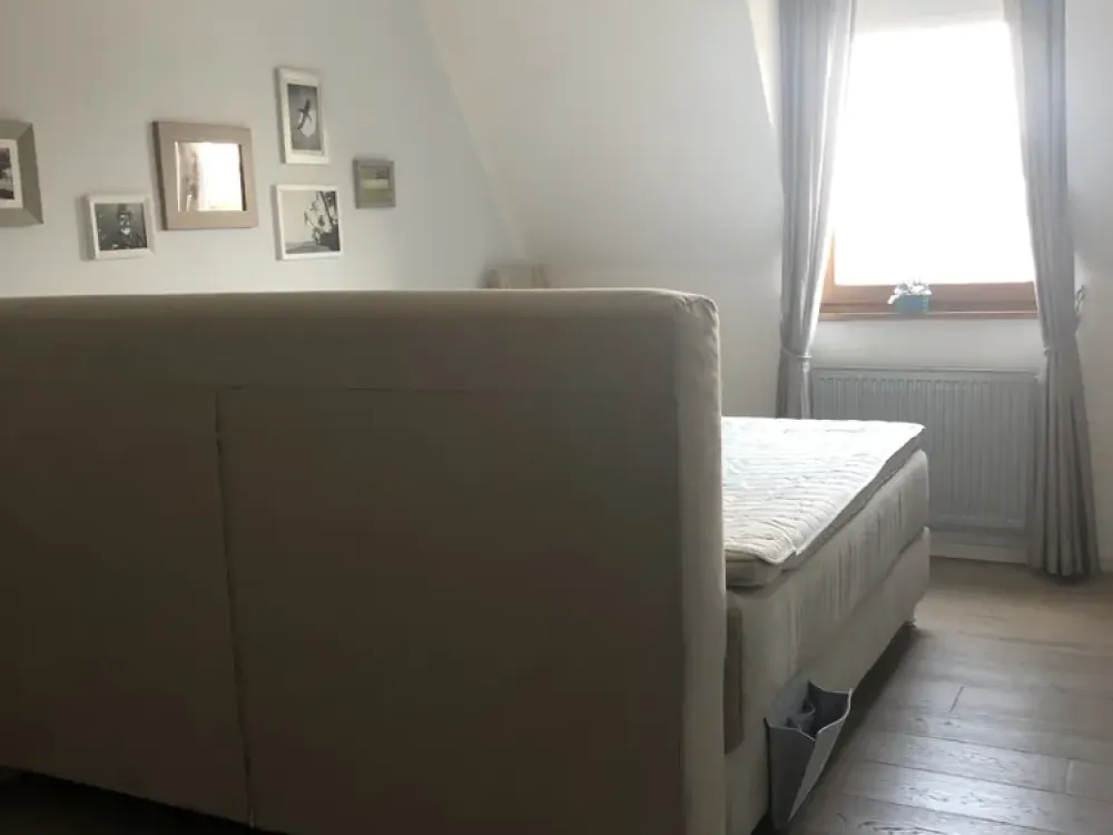 Exklusive 2,5-Zimmer-DG-Wohnung mit Einbauküche in Frankfurt am Main