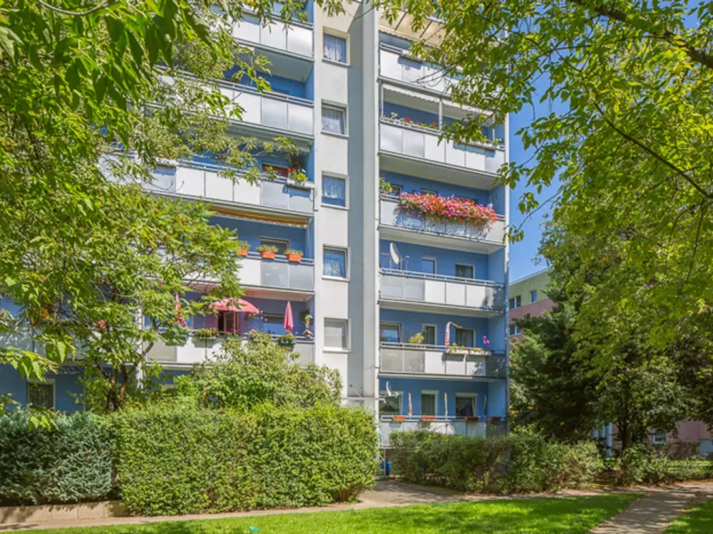 We are renovating for you: 4-room apartment on the 1st floor with balcony!