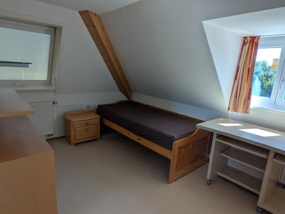 Bright, Renovated Room (2) in 2-Person Shared Apartment, Prime Location near ZF & Competence Park