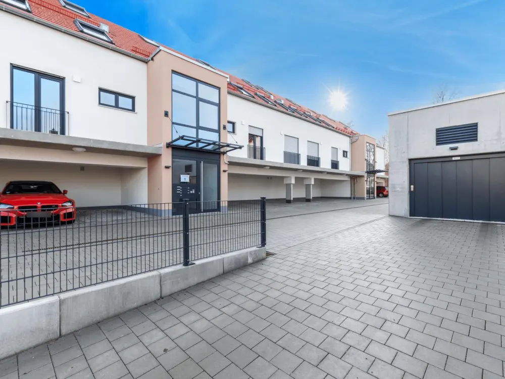 Like-new 3-room apartment with high-quality fitted kitchen, car elevator and spacious loggia