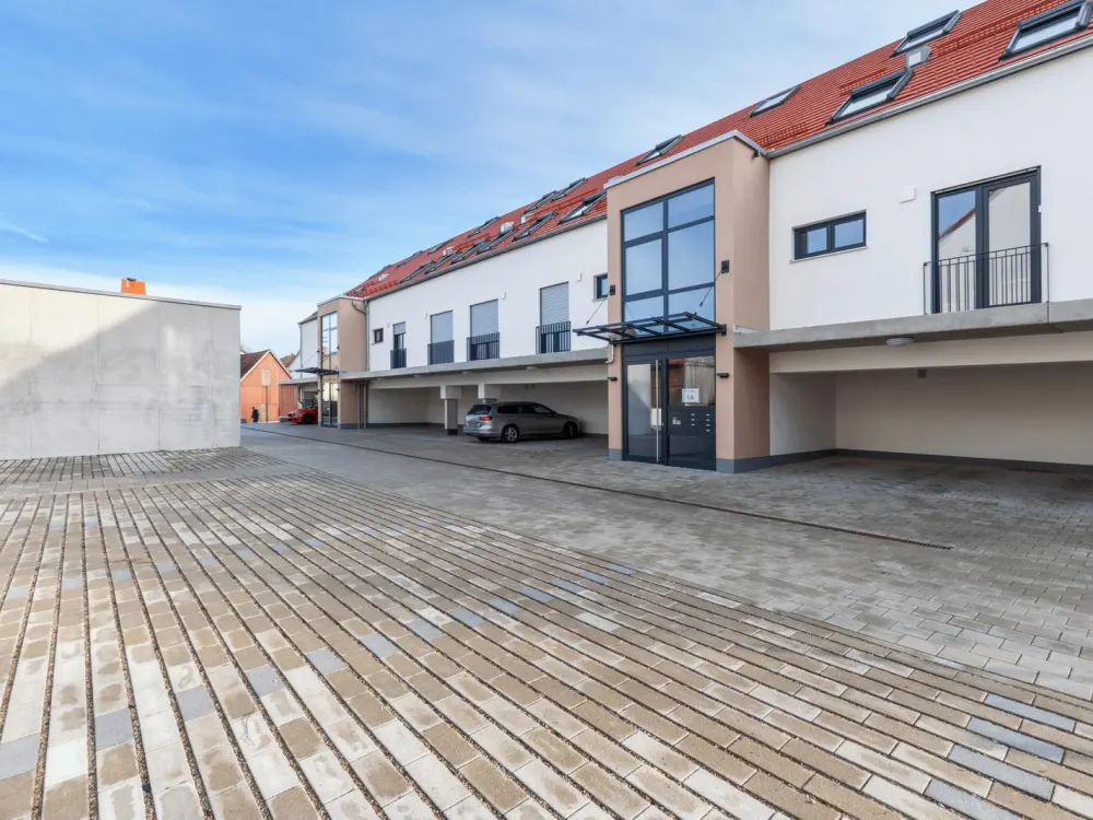Like-new 3-room apartment with high-quality fitted kitchen, car elevator and spacious loggia