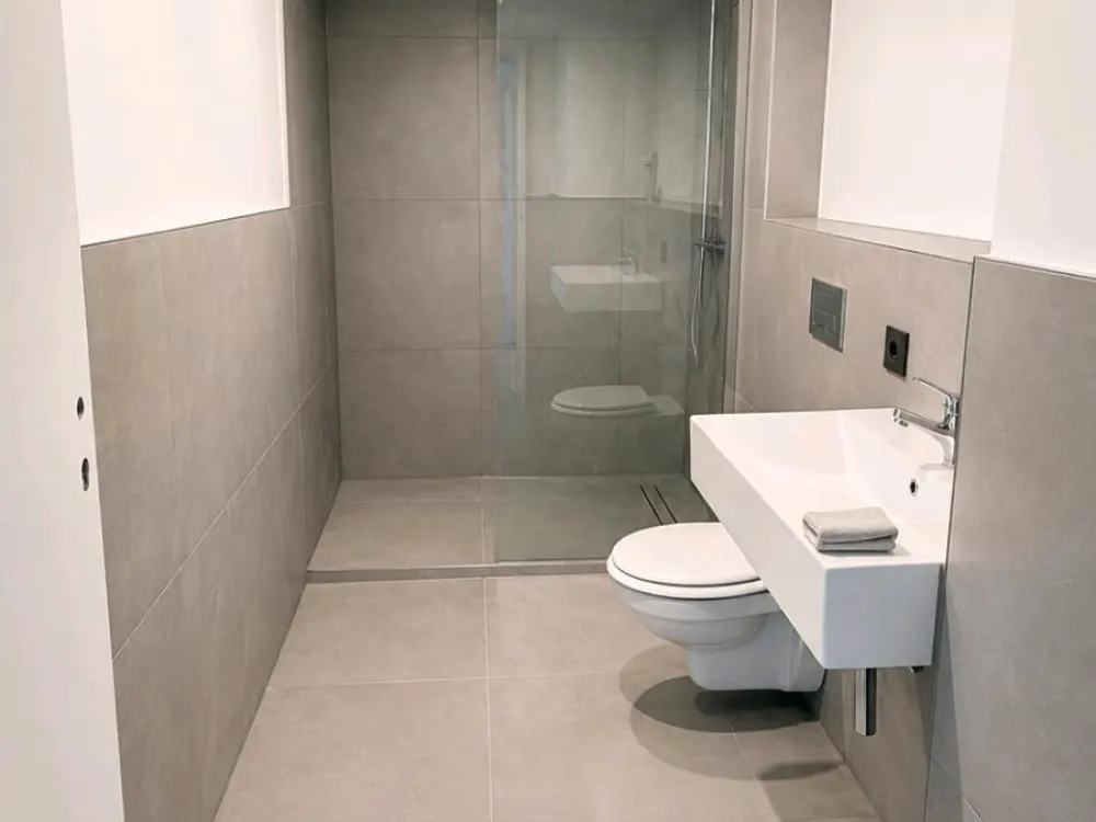 Beautiful Fully Renovated 5-Room Apartment