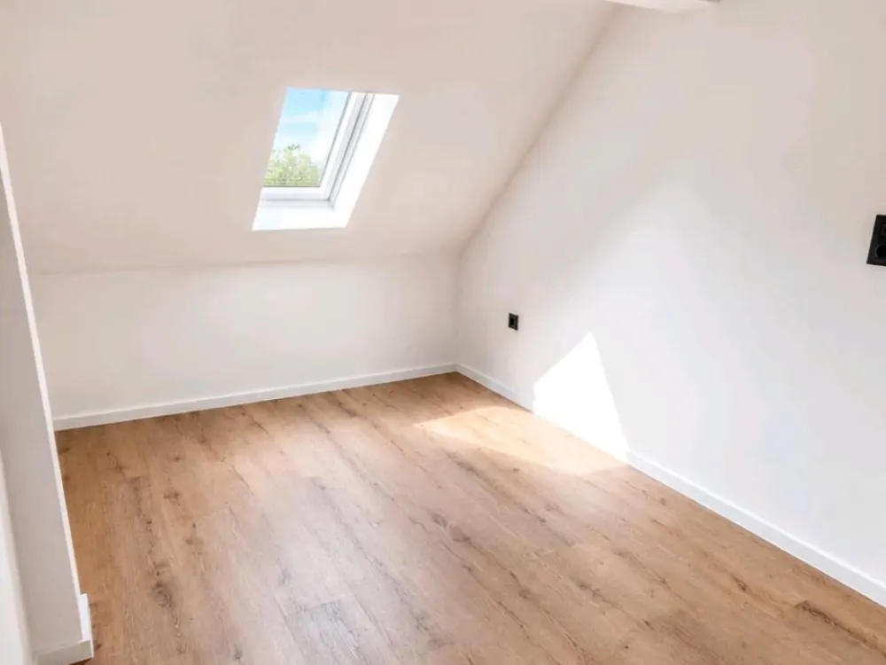 Beautiful Fully Renovated 5-Room Apartment