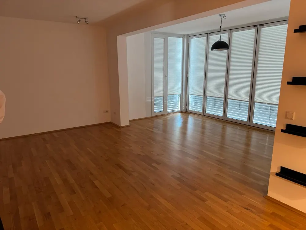 Limited Term - Read Listing - Spacious Apartment in Kreuzviertel