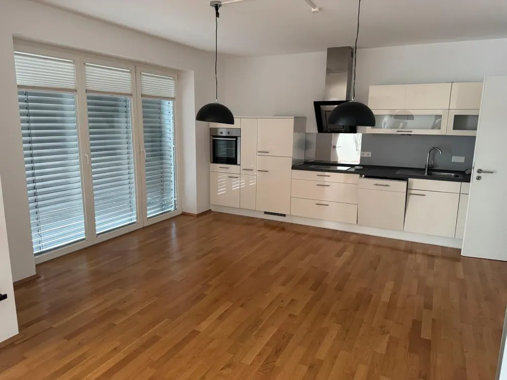 Limited Term - Read Listing - Spacious Apartment in Kreuzviertel