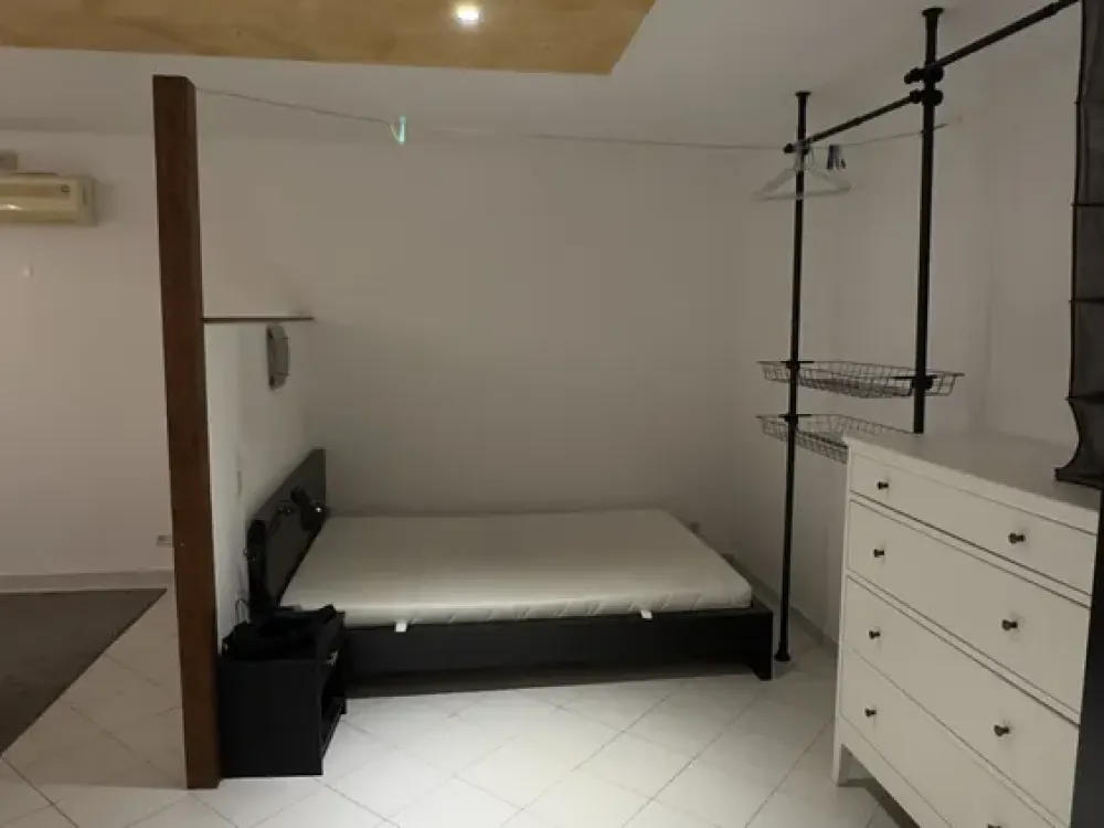 Compact Living: 1.5-Room Apartment in Düsseldorf-Oberbilk