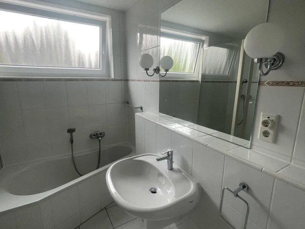 Prime Location in Heerdt - Top Apartment - Very Well Laid Out 4-Room Apartment - New Kitchen