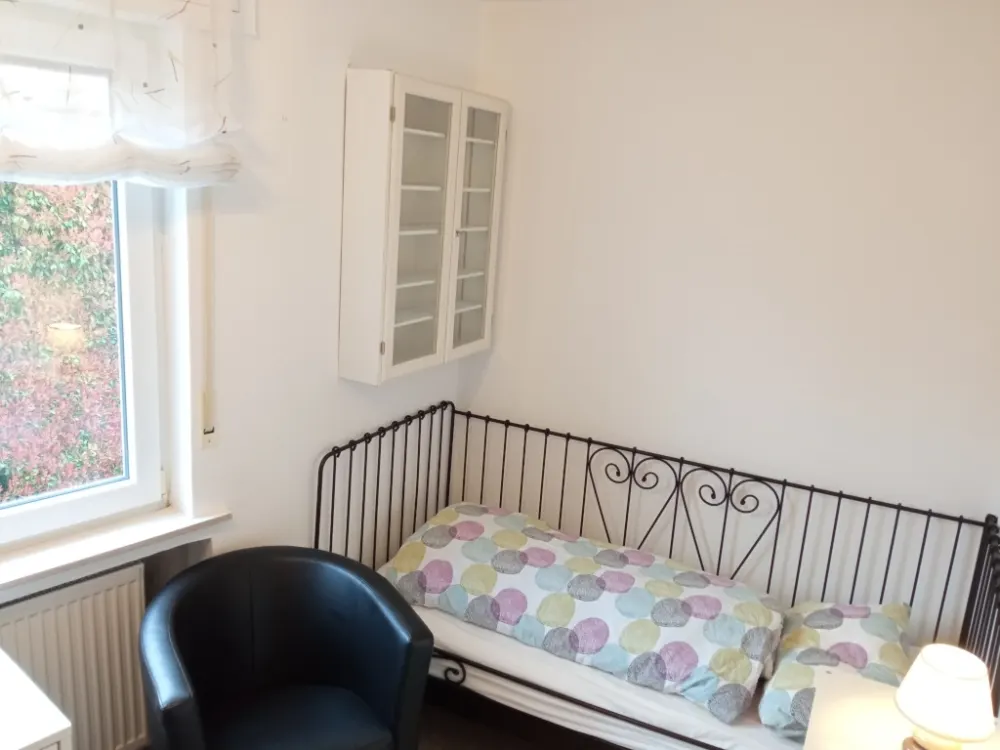 Furnished Room in Women-Only Shared Apartment 15 Minutes to Frankfurt Main Station. City Registration Possible.