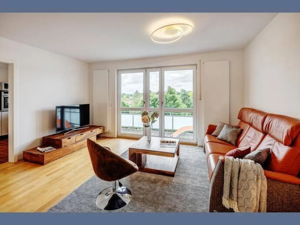 Furnished: Bright 3-Room Apartment, Balcony and Home Office Option