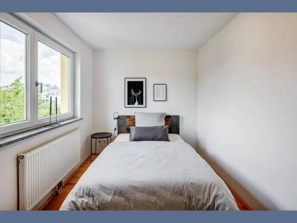 Furnished: Bright 3-Room Apartment, Balcony and Home Office Option