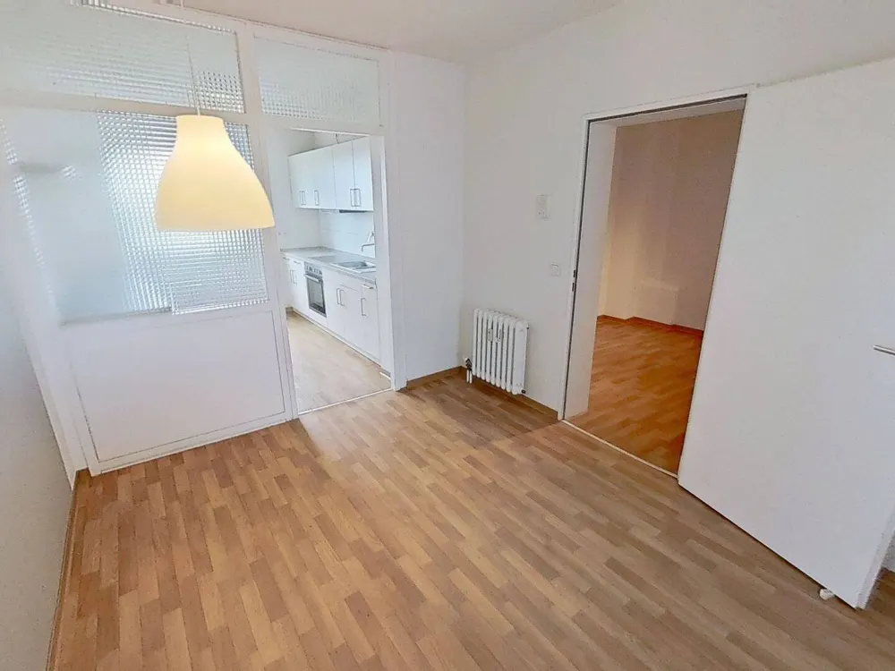 Attention Students & Trainees: Cozy Room in a 3-Person Shared Apartment