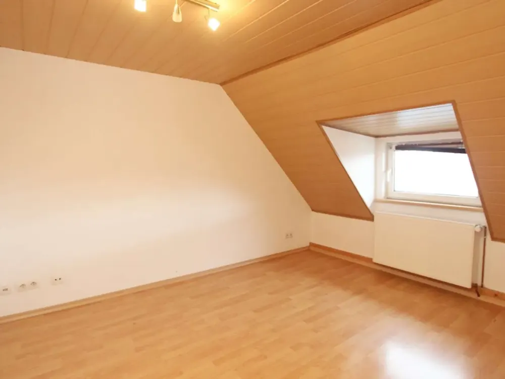 Gemütliche 2-3 ZKB Dachgeschosswohnung mit Fernblick nähe Klinikum