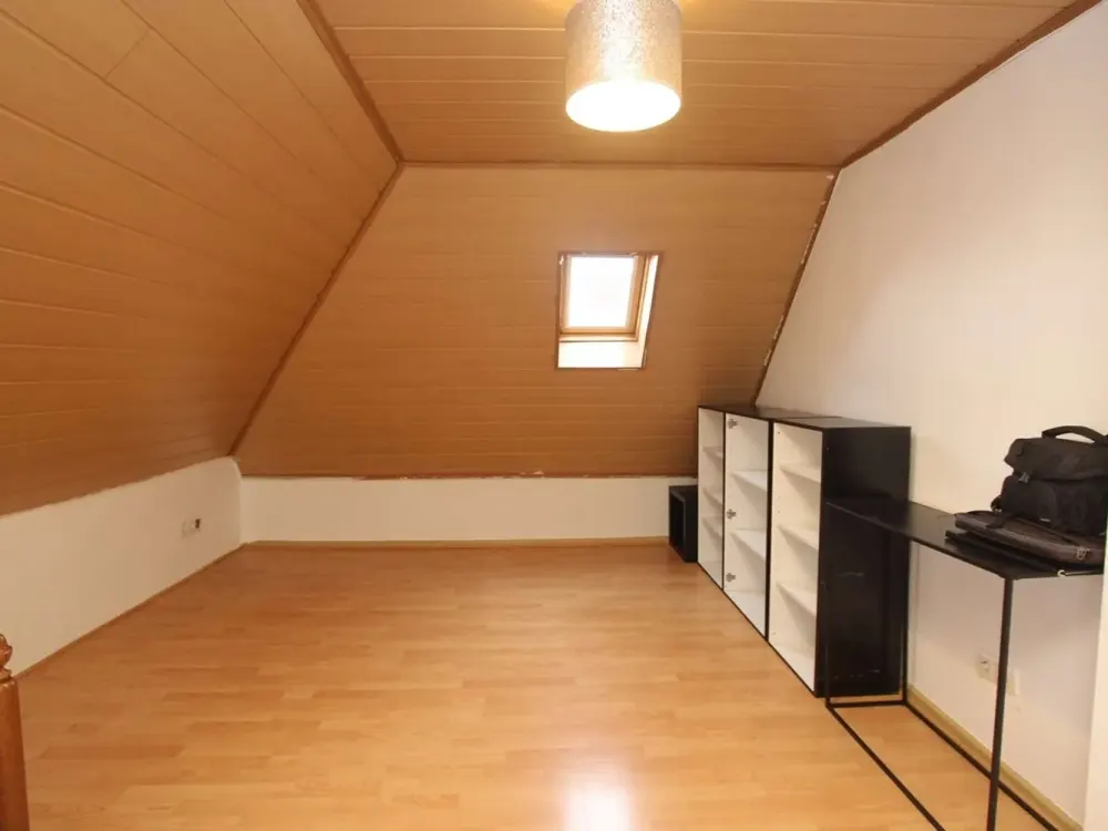 Gemütliche 2-3 ZKB Dachgeschosswohnung mit Fernblick nähe Klinikum