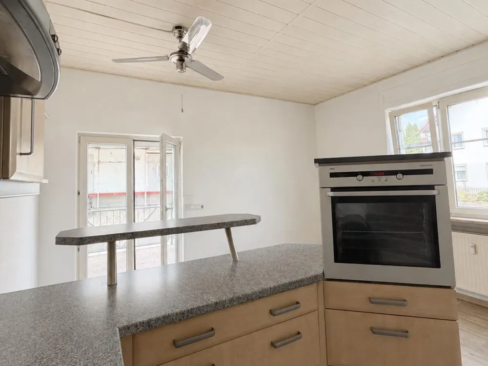 Bright and Spacious 2.5-Room Apartment with Terrace & Fitted Kitchen