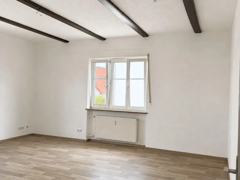 Bright and Spacious 2.5-Room Apartment with Terrace & Fitted Kitchen