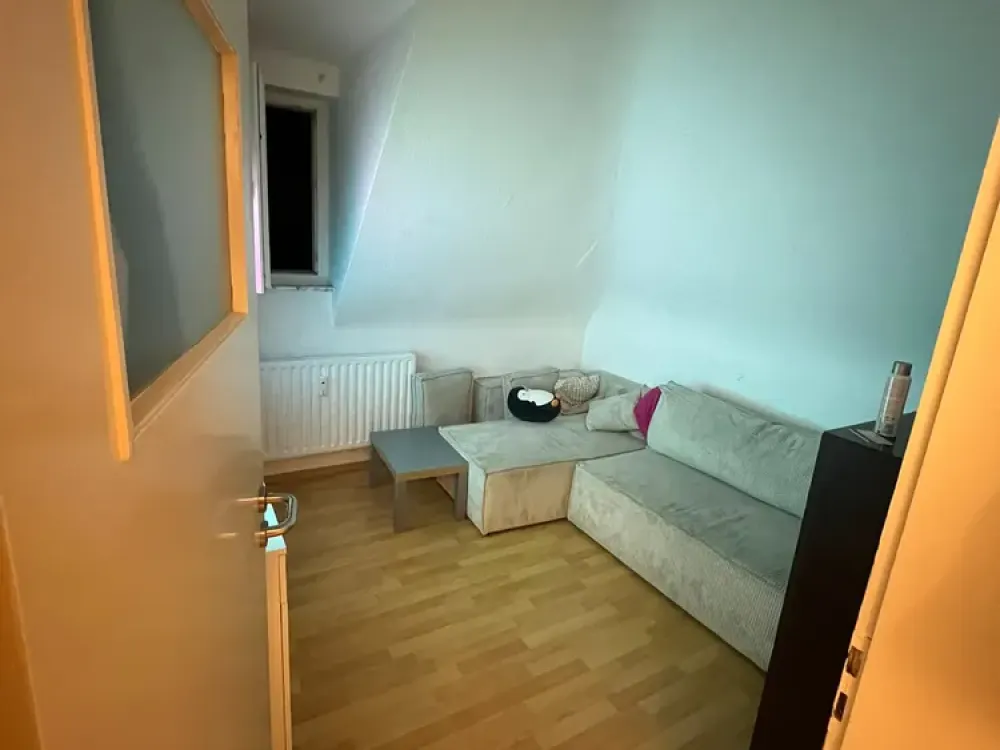 Stuttgart Ost: 2-Room Attic Apartment with Practical Layout